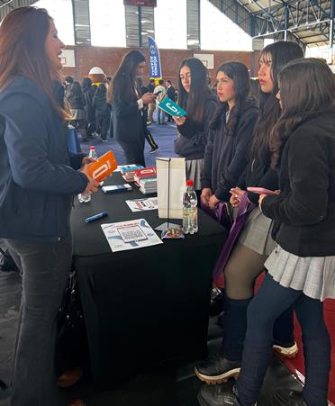 Tercera versión de Expo Admisión y Exploración Superior 2025 se realizó en el Liceo Bicentenario Comercial Diego Portales