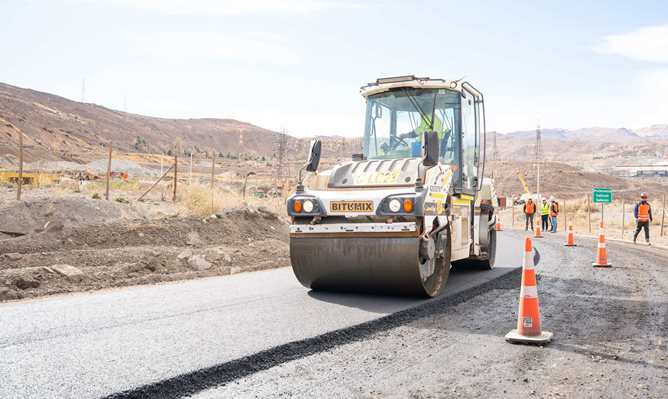 El Teniente realiza pruebas de pavimentación con residuos mineros y neumáticos reciclados